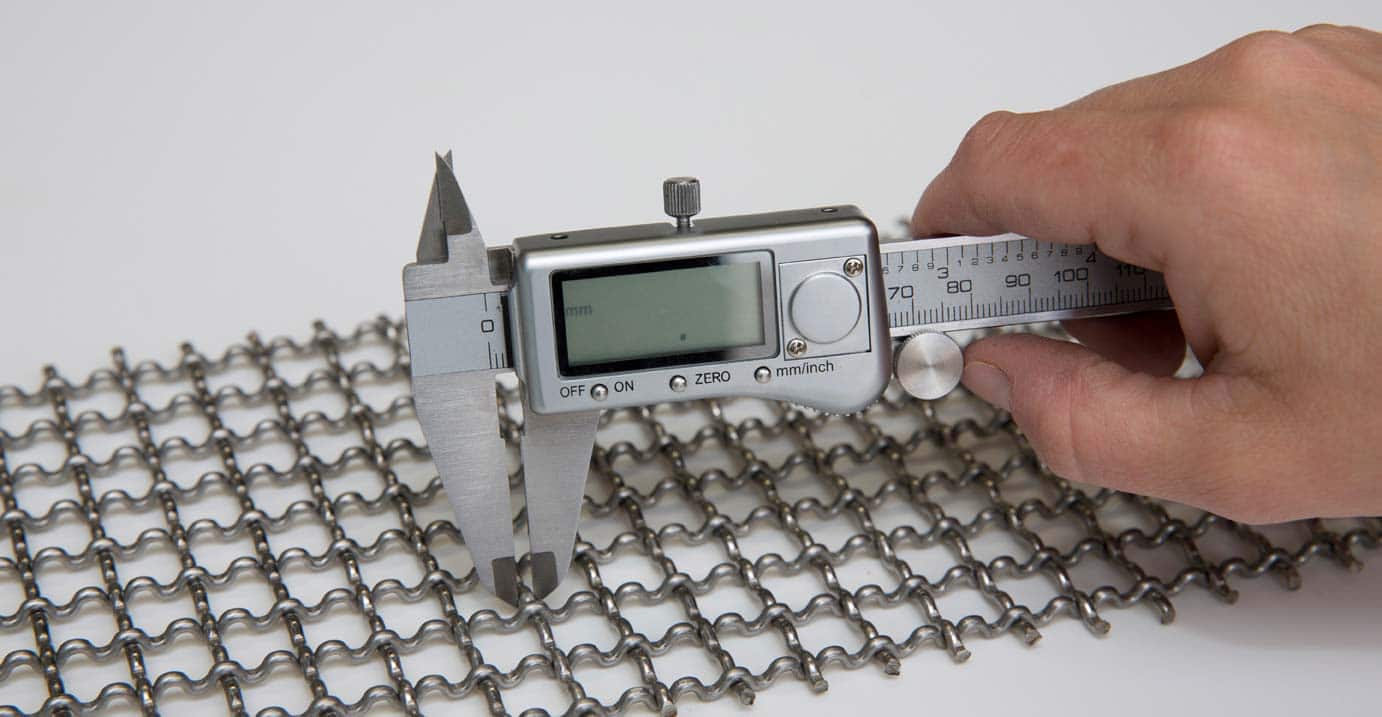 vernier caliper measuring stainless steel wire diamater